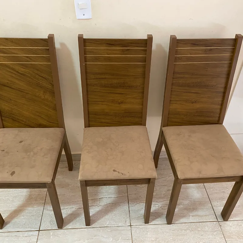 Cadeiras de jantar com os assentos encardidos antes da higienização