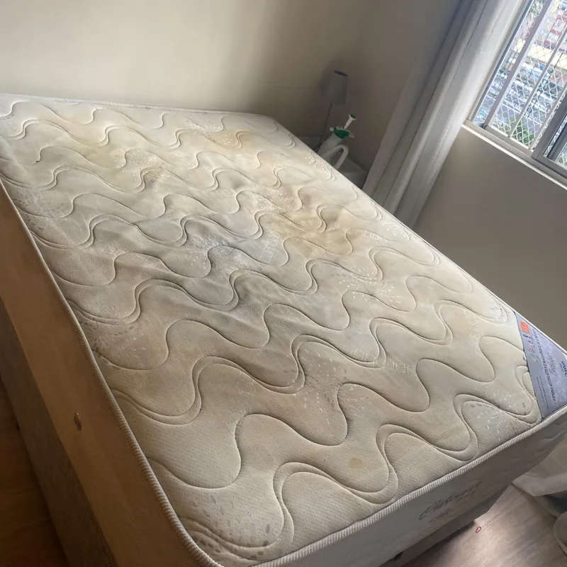 Colchão de casal com manchas antes da higienização