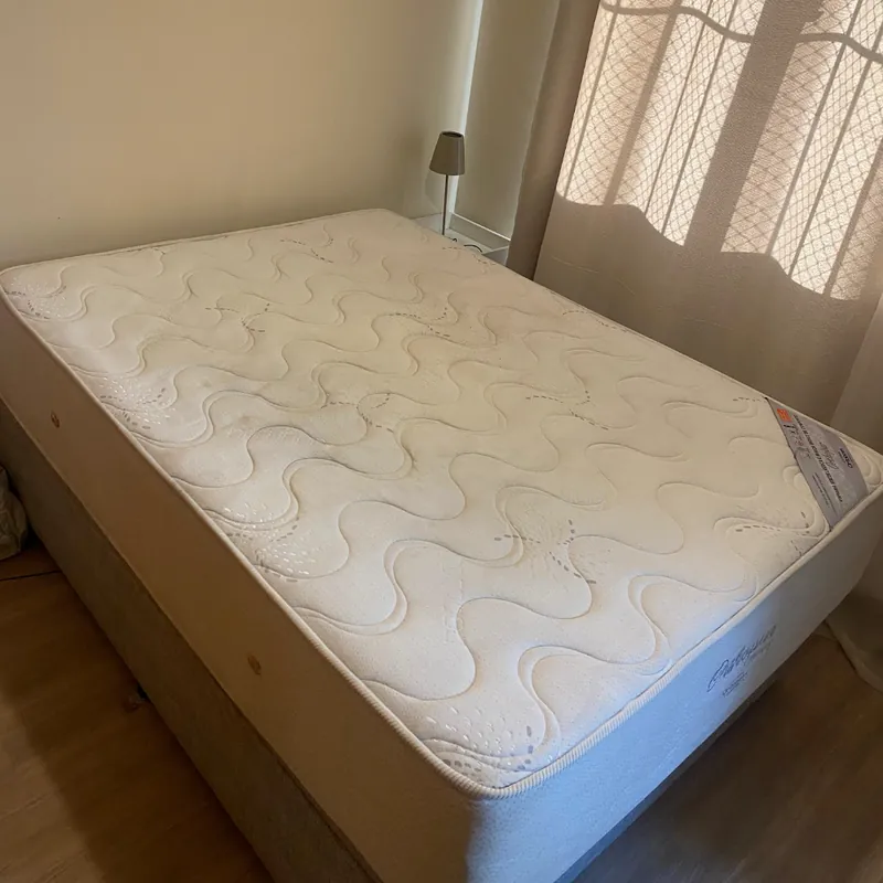 Colchão de casal com manchas depois da higienização da T.T Service