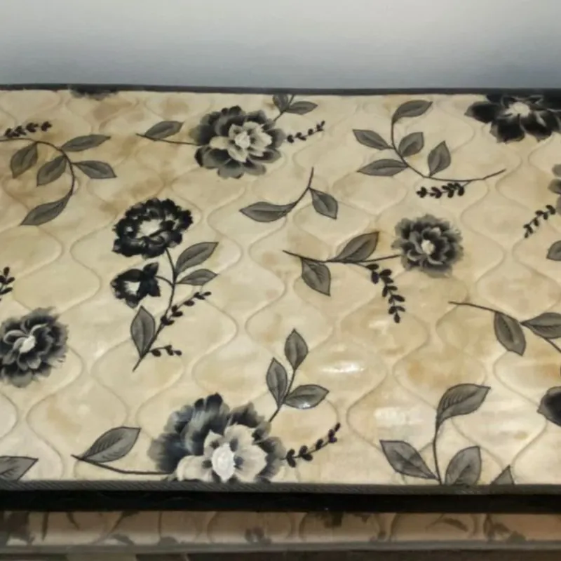 Colchão estampado com flores antes da higienização