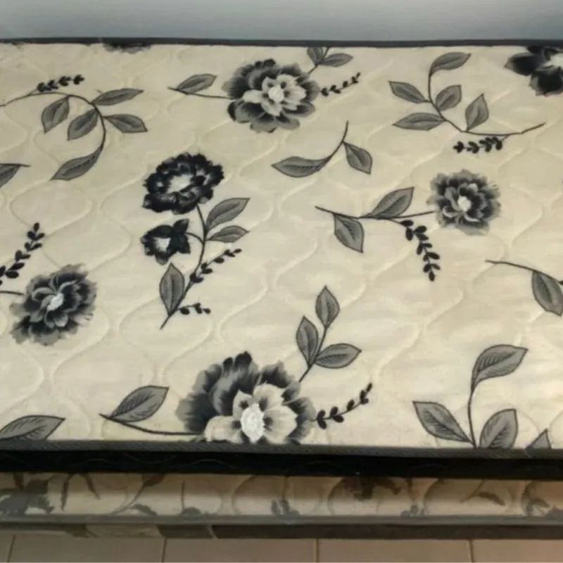 Colchão estampado com flores depois da higienização da T.T Service
