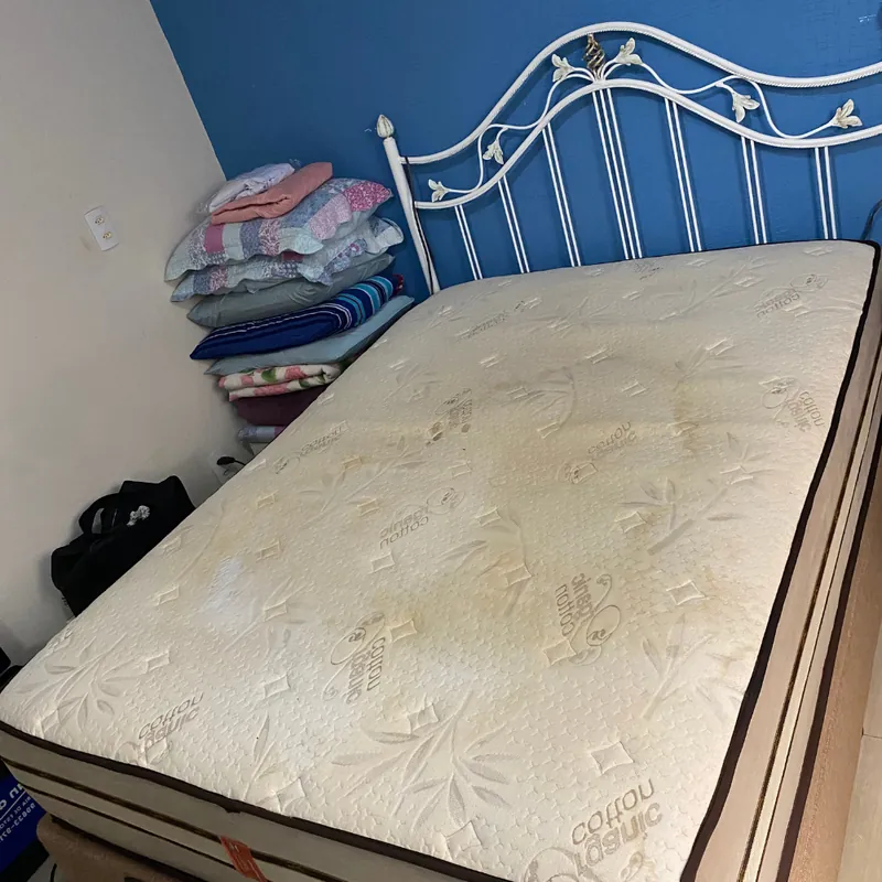 Colchão de casal na cama box antes da higienização