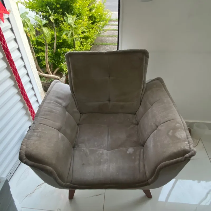 Poltrona cinza antes da higienização