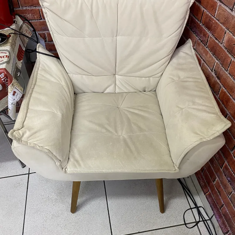 Poltrona off-white antes da higienização