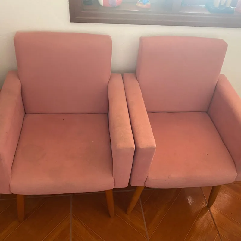 Par de poltronas rosa antes da higienização