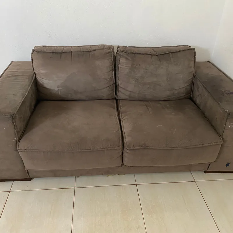Sofá marrom de dois lugares antes da higienização