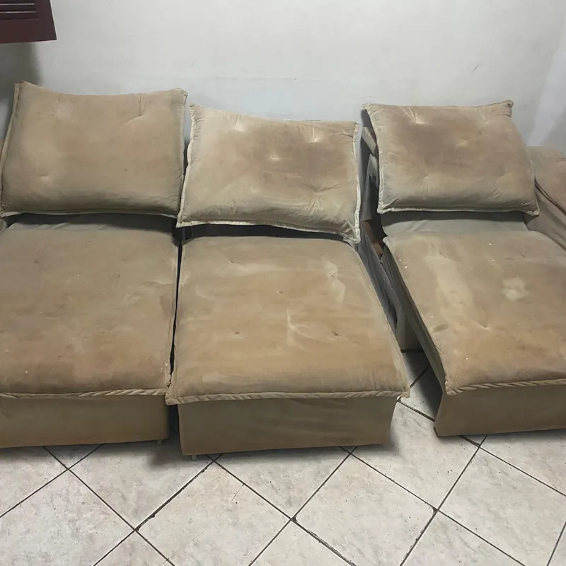 Sofá bege de módulos antes da higienização