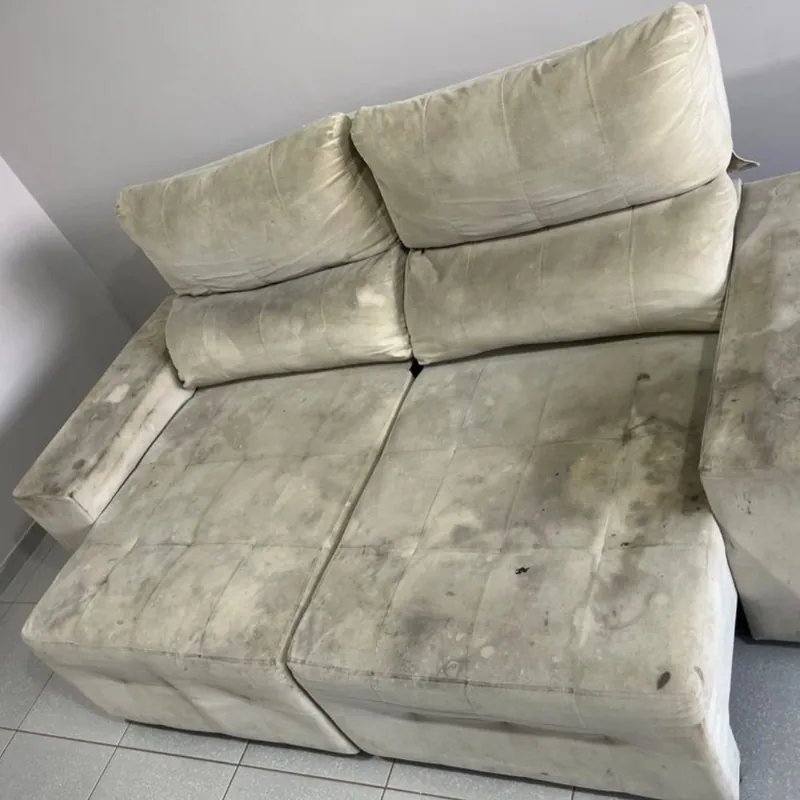 Sofá branco retrátil antes da higienização
