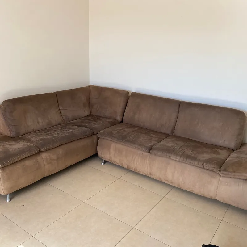 Sofá de canto marrom antes da higienização