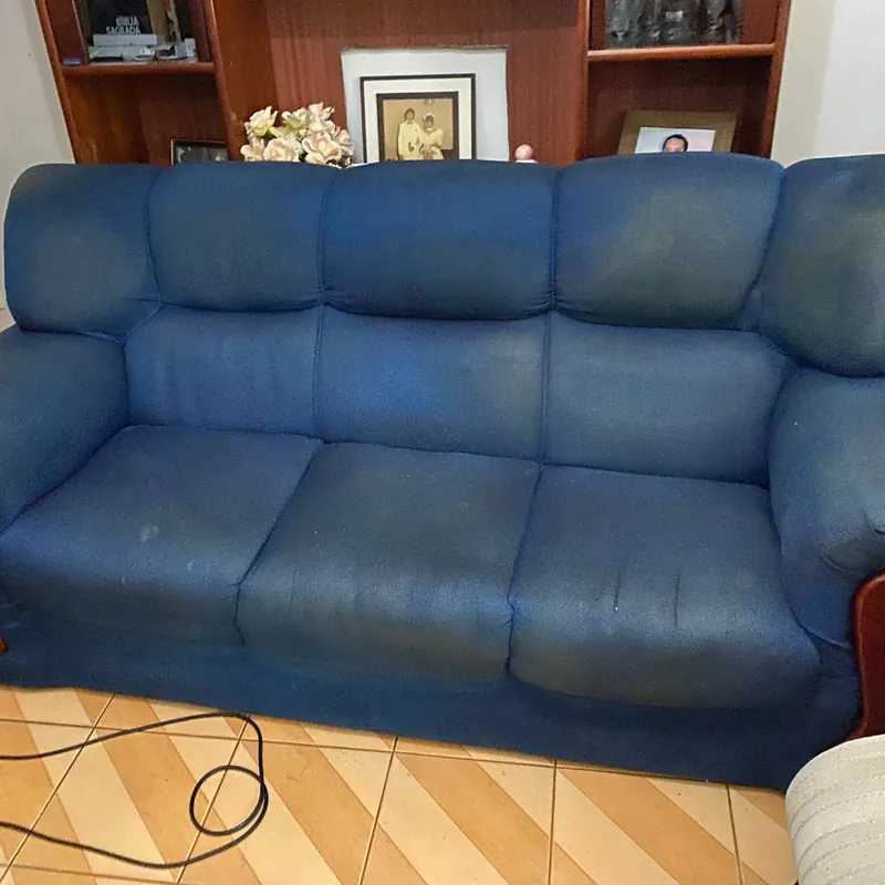 Sofá azul de três lugares antes da higienização