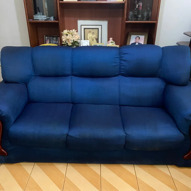 Sofá azul de três lugares depois da higienização da T.T Service