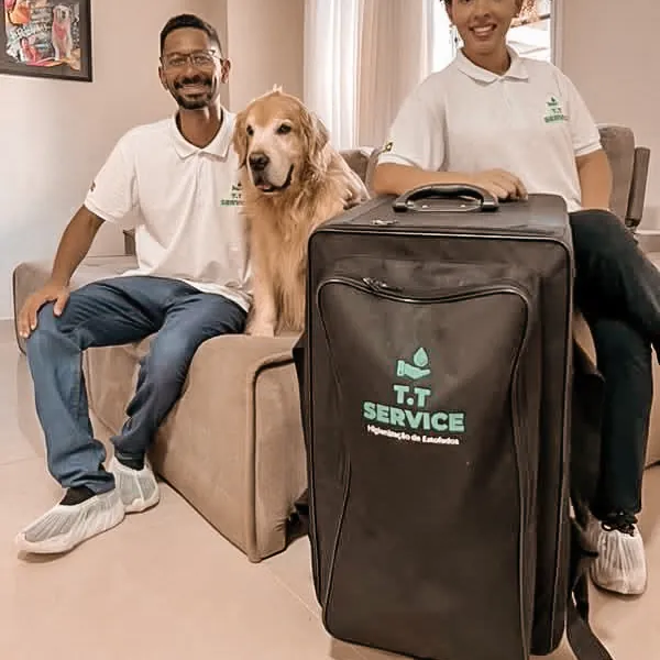 Equipe da T.T Service num sofá com um cachorro golden retriever