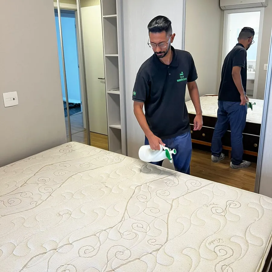 Técnico da T.T Service higienizando colchão de casal no quarto