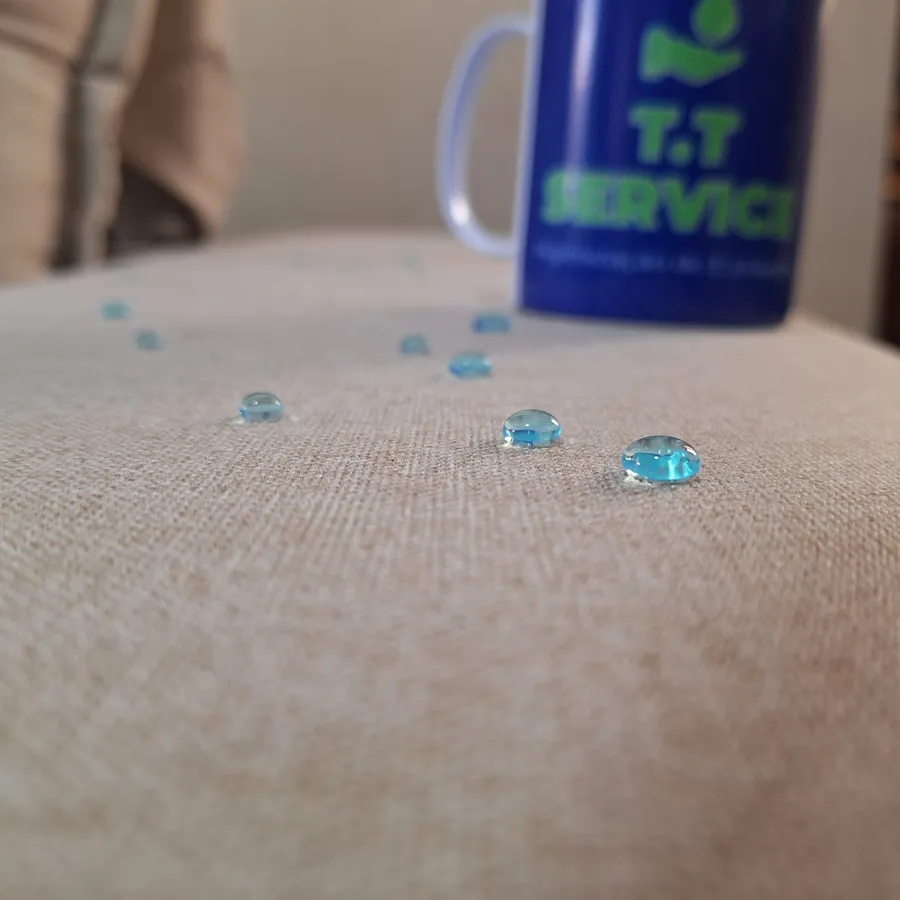 Gotas de água paradas sobre sofá impermeabilizado, sem penetrar no tecido